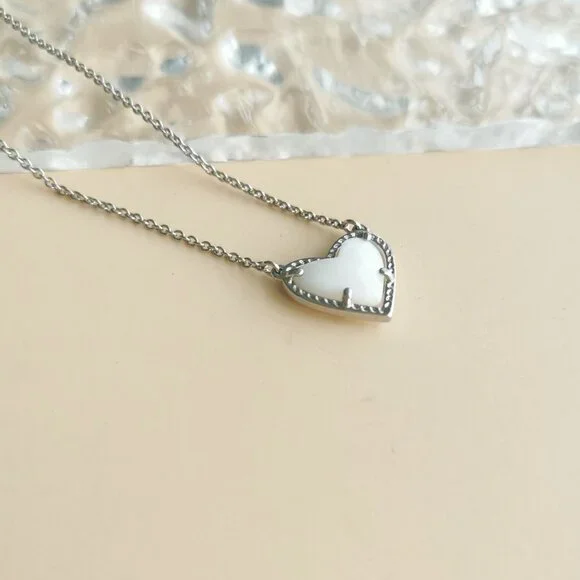BRAND NEW Kendra Scott Ari Heart Pendant Necklace Silver Ivory Mother-Of-Pearl - Picture 2 of 3